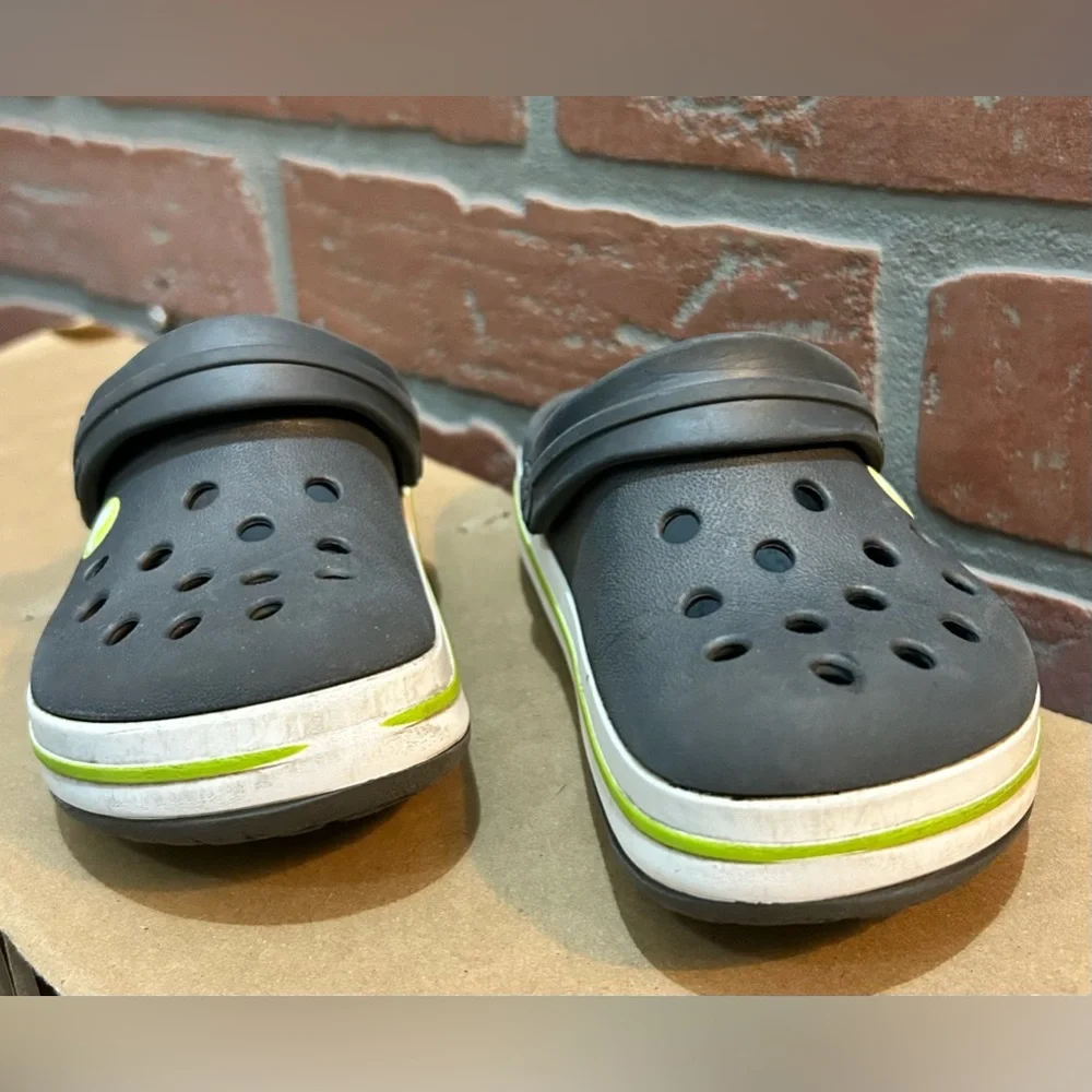 Crocs little boys,kids gray w/green size 7 toddler